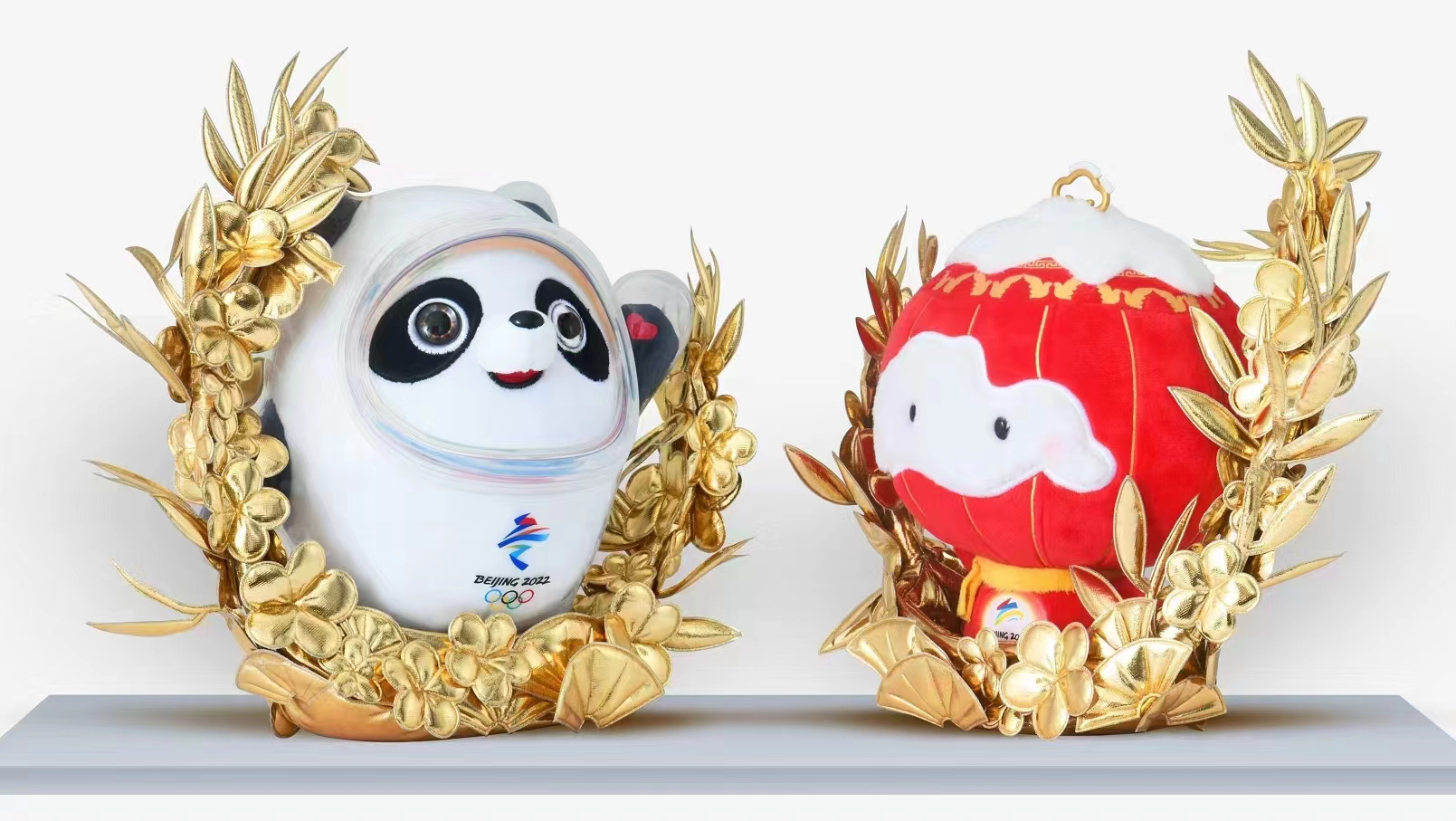 冠軍手上的限量版“冰墩墩” 底座上的花環是啥植物？泰華玩具告訴你